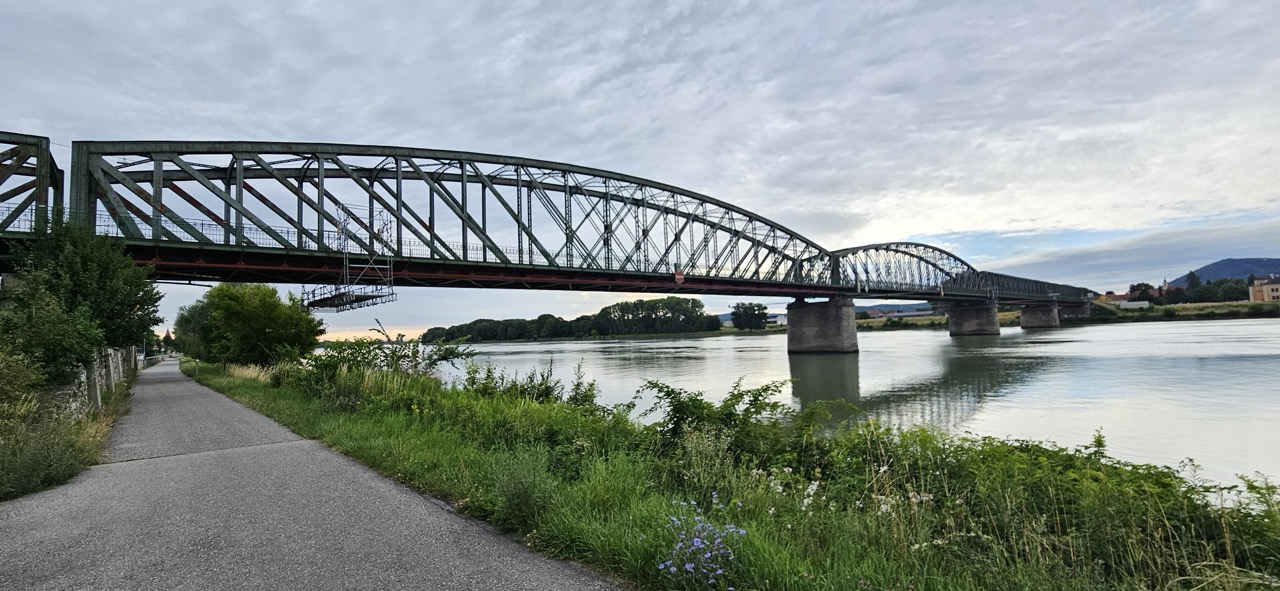 Panoramablick auf die Donaubrücke Stein-Mautern vom Uferweg aus, mit einer Arbeitsplattform unter einem der Tragwerke.